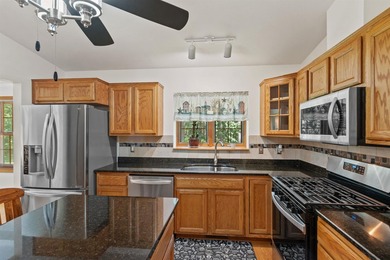 Move-in ready 3-bed, 3-bath ranch on a private, heavily wooded 1 - photo 4