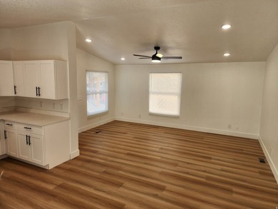 Recently remodeled! New cabinets! New flooring! New bathrooms! - photo 4