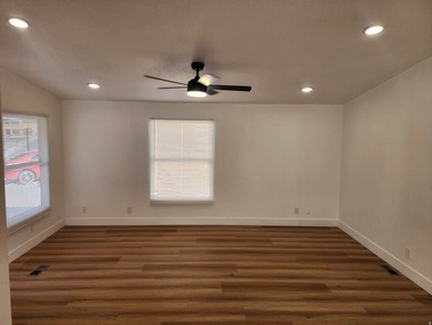 Recently remodeled! New cabinets! New flooring! New bathrooms! - photo 5