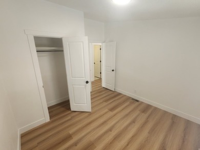 Recently remodeled! New cabinets! New flooring! New bathrooms! - photo 10