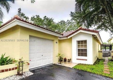 This beautiful corner residence is nestled in a quiet cul-de-sac - photo 1