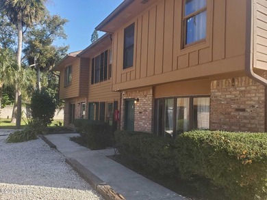 For sale a unique townhouse triplex with 3 apartments, each - photo 3