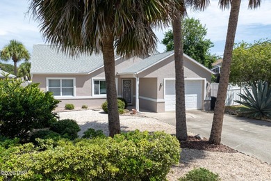 Perfectly situated just a couple of blocks from the ocean in the - photo 4