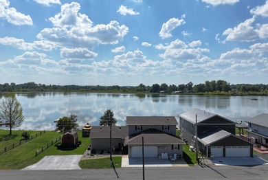 Immerse yourself in the beauty of lakefront living with this - photo 2