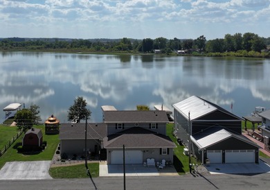 Immerse yourself in the beauty of lakefront living with this - photo 3