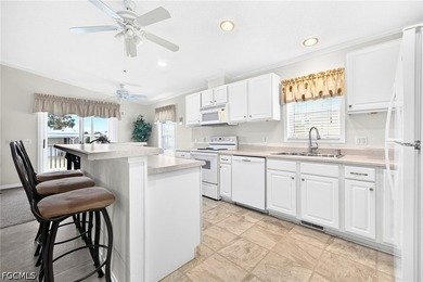 TURNKEY/FURNISHED 3 bedroom, 2 bath manufactured home in the 55+ - photo 4