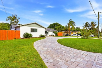NO HOA! HUGE FULLY FENCED LOT WITH CIRCULAR PAVER DRIVEWAY - photo 2