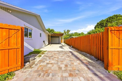 NO HOA! HUGE FULLY FENCED LOT WITH CIRCULAR PAVER DRIVEWAY - photo 5