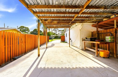 NO HOA! HUGE FULLY FENCED LOT WITH CIRCULAR PAVER DRIVEWAY - photo 7