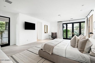 A uniquely tasteful ''lock 'n leave'' home with a crisp, clean - photo 21