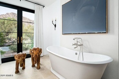 A uniquely tasteful ''lock 'n leave'' home with a crisp, clean - photo 23