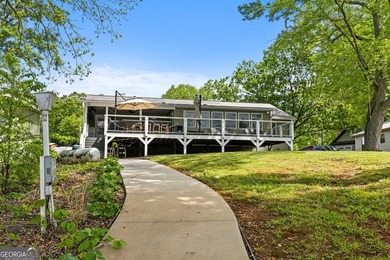 Your Lakefront Oasis awaits you! This well laid out 3BR/2BA home - photo 31