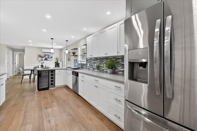 Welcome to this charming 3 bedroom/2 bathroom home with an open - photo 11