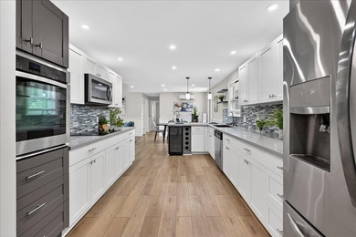 Welcome to this charming 3 bedroom/2 bathroom home with an open - photo 12