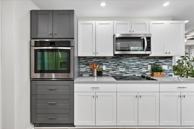 Welcome to this charming 3 bedroom/2 bathroom home with an open - photo 13