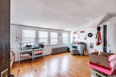 A truly rare find: 5-unit building one door from the Eastern - photo 27