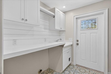 Welcome to this charming 3 bedroom/2 bathroom home with an open - photo 28