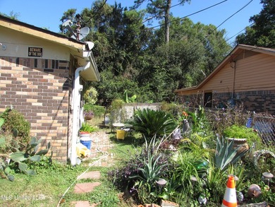 Affordable 4bdrm, 1bth brick home. No flood zone. Needs TLC - photo 2