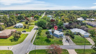 Welcome to this charming 3 bedroom/2 bathroom home with an open - photo 32