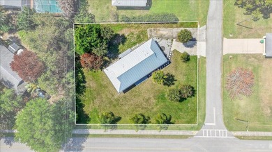 Welcome to this charming 3 bedroom/2 bathroom home with an open - photo 35