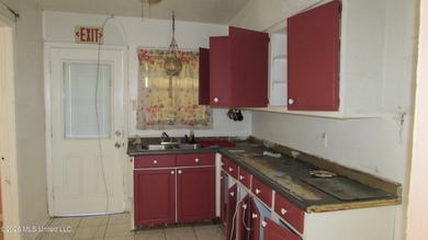 Affordable 4bdrm, 1bth brick home. No flood zone. Needs TLC - photo 10
