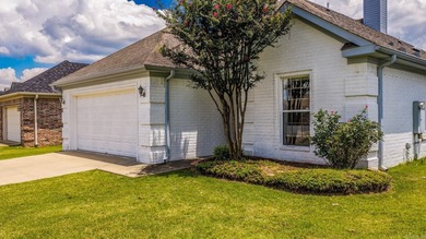 Adorable home and yard, There has been so much done to this - photo 4