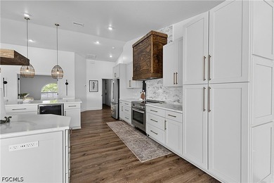 Welcome to this beautifully updated 4-bedroom plus den, 2.5-bath - photo 10