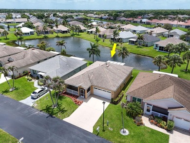 RARE Waterfront Home with a 2-car garage in the gated community - photo 2