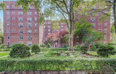 FOREST HILLS SOUTH Very sunny & spacious, 1 Bedroom / 1 Bathroom - photo 2
