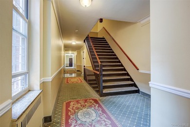 FOREST HILLS SOUTH Very sunny & spacious, 1 Bedroom / 1 Bathroom - photo 5