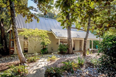 HIDDEN GEM IN THE HEART OF OCEAN SPRINGS...... Nestled among - photo 4