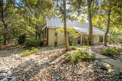 HIDDEN GEM IN THE HEART OF OCEAN SPRINGS...... Nestled among - photo 5