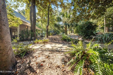 HIDDEN GEM IN THE HEART OF OCEAN SPRINGS...... Nestled among - photo 6