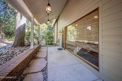 HIDDEN GEM IN THE HEART OF OCEAN SPRINGS...... Nestled among - photo 10