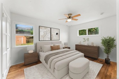 Charming single-story home adjacent to Bay Park featuring 3 - photo 11