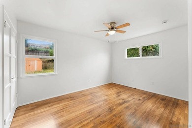 Charming single-story home adjacent to Bay Park featuring 3 - photo 12