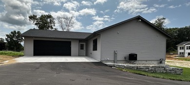 Exceptional New construction built with comfort, convenience and - photo 2
