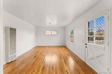 Charming single-story home adjacent to Bay Park featuring 3 - photo 29