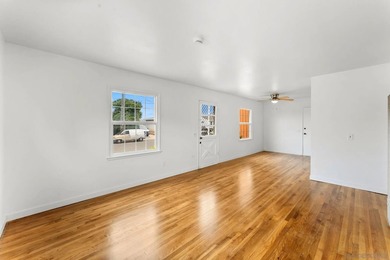 Charming single-story home adjacent to Bay Park featuring 3 - photo 30