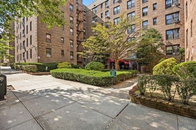 Welcome to this beautifully updated and impeccably maintained - photo 2