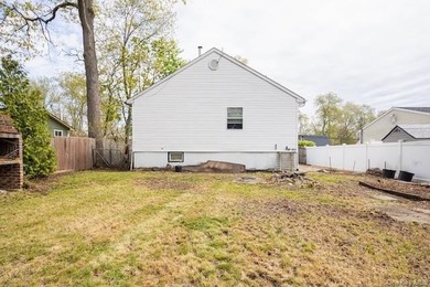 This in-line ranch has three bedrooms and one bathroom. The big - photo 12