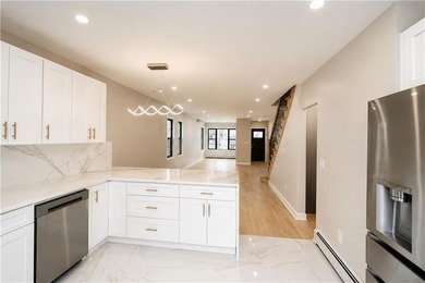 Beautifully renovated 3-bedroom, 3-bathroom home in desirable - photo 15