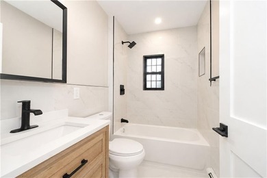 Beautifully renovated 3-bedroom, 3-bathroom home in desirable - photo 25