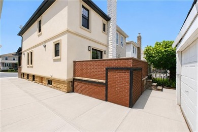 Beautifully renovated 3-bedroom, 3-bathroom home in desirable - photo 32