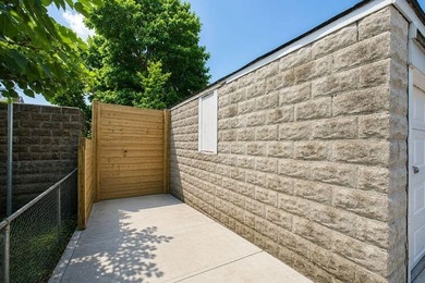 Beautifully renovated 3-bedroom, 3-bathroom home in desirable - photo 33