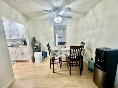 Stunning 3rd-floor 1/1.5 penthouse with panoramic lake views - photo 5