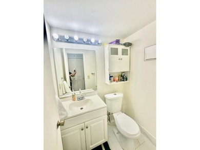 Stunning 3rd-floor 1/1.5 penthouse with panoramic lake views - photo 7
