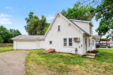 This charming 3 bedroom, 1 bathroom home in Galesburg is ready - photo 2