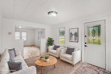 This charming 3 bedroom, 1 bathroom home in Galesburg is ready - photo 4