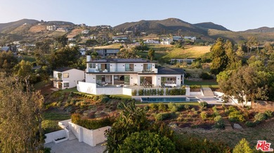 Experience sweeping ocean views and refined modern living from - photo 27